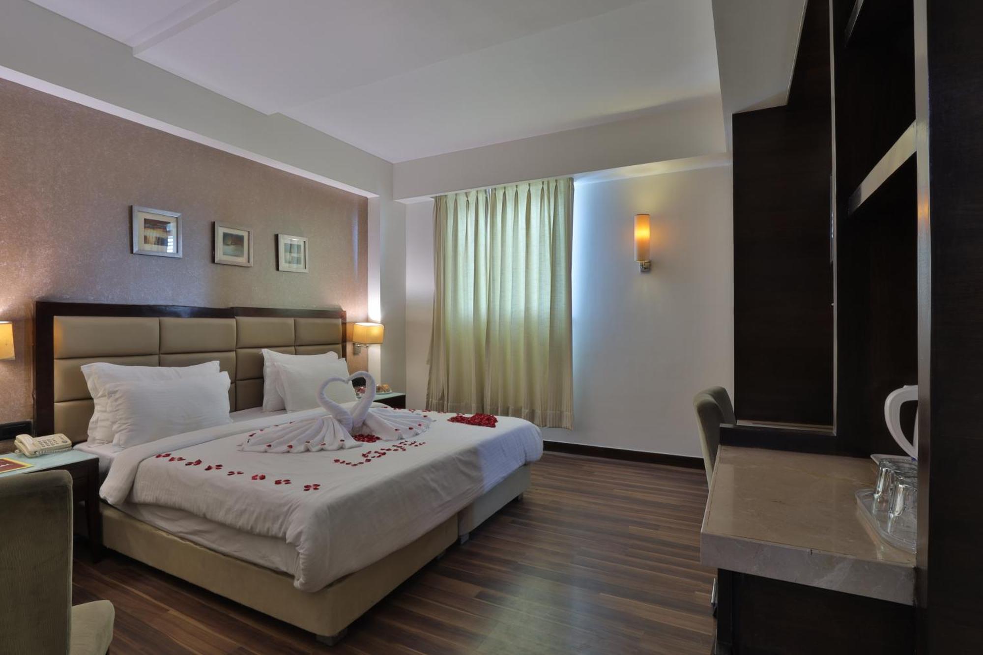 Krios Hotel - Near Sg Highway, アーメダバード エクステリア 写真