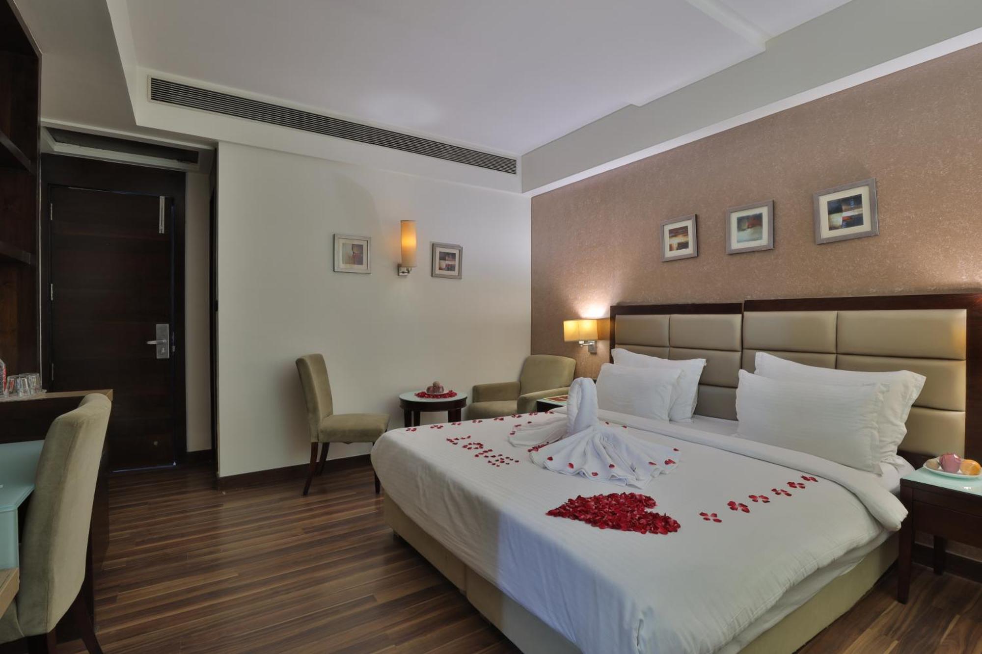 Krios Hotel - Near Sg Highway, アーメダバード エクステリア 写真