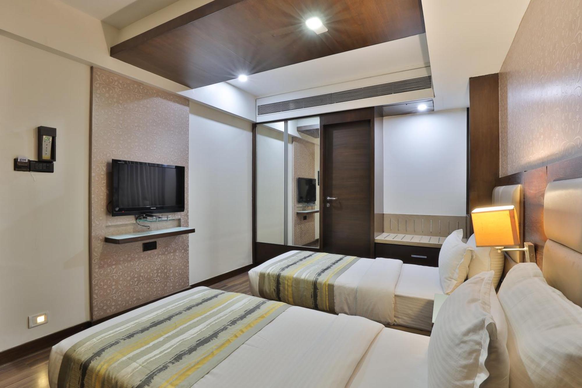 Krios Hotel - Near Sg Highway, アーメダバード エクステリア 写真